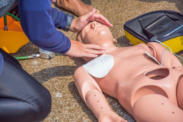 cpr che allena l&#39;arteria carotidea di un uomo che controlla l&#39;impulso