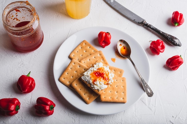 Cracker con crema di formaggio e marmellata di peperoncino