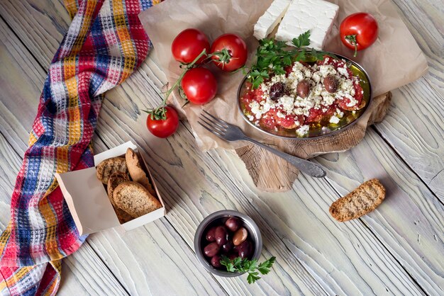 Cracker con pomodori e formaggio feta closeup Cucina cretese