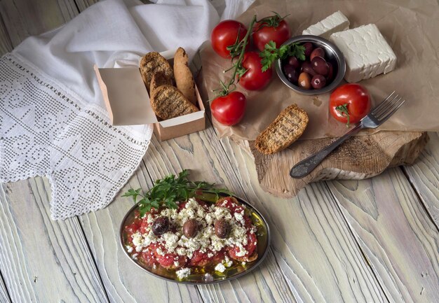 Cracker con pomodorini e feta