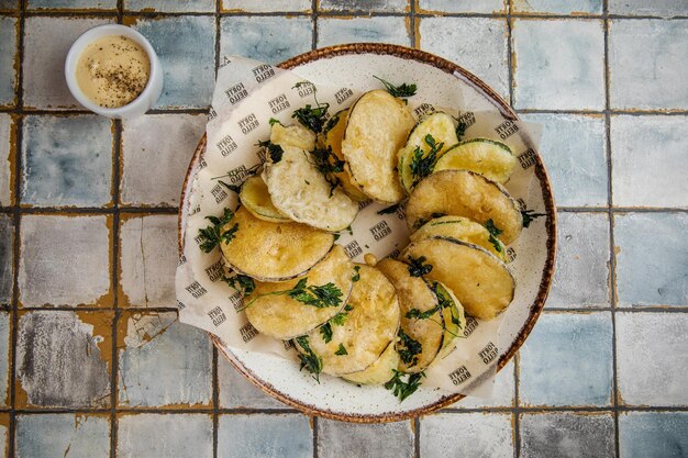 Cracker Cracker e piatto bianco vino bianco miele e snack su sfondo bianco