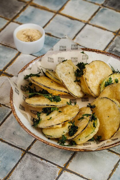 Cracker Cracker e piatto bianco vino bianco miele e snack su sfondo bianco