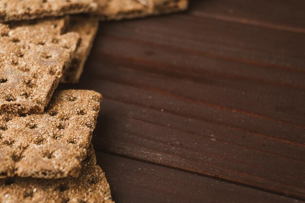 Cracker croccanti di pane piatto di grano e mais su tavola di legno Sfondo di cibo sano Posto per il testo