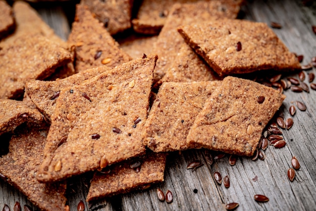 Cracker croccanti salati con semi di sesamo e girasole