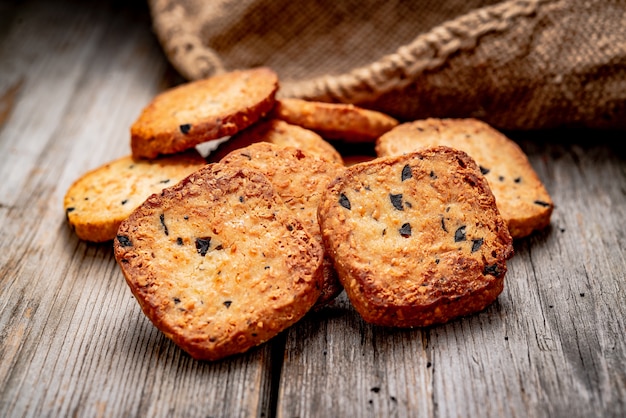 Cracker croccanti salati con semi di sesamo e girasole