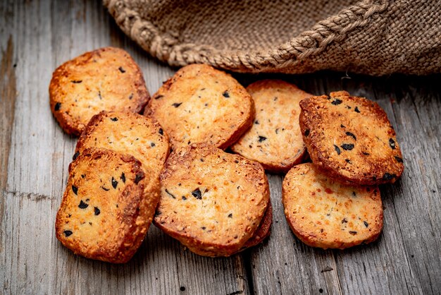 Cracker croccanti salati con sesamo e semi di girasole sul vecchio tavolo da cucina. Cibo salutare