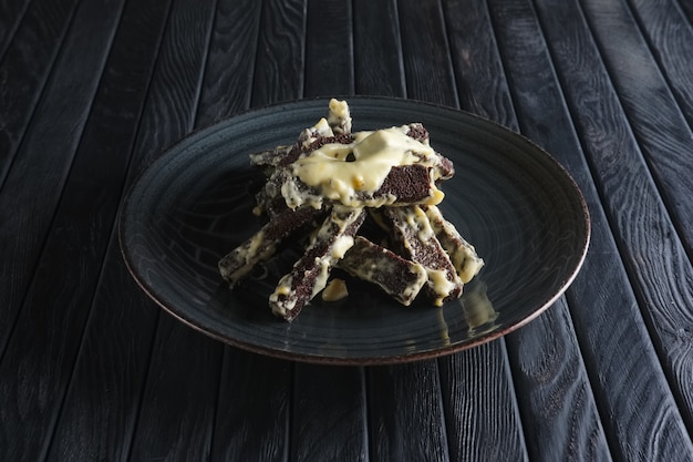 Cracker di pane nero con formaggio fuso