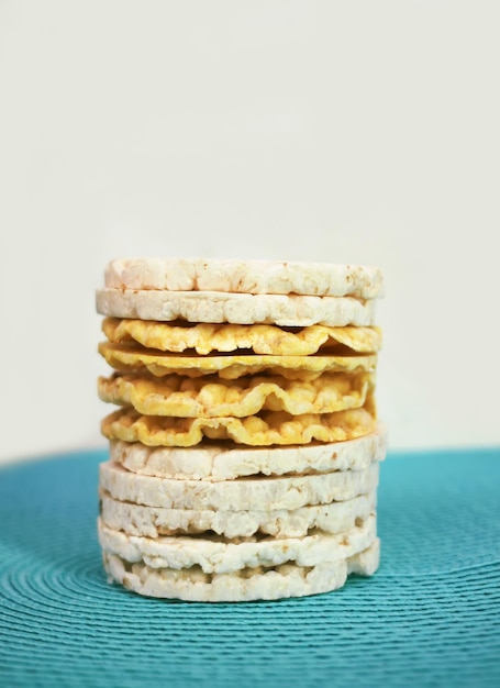 Cracker di riso bianco su sfondo blu