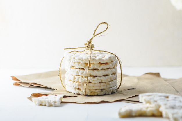 Cracker di riso legati con una corda rustica su carta cartone.