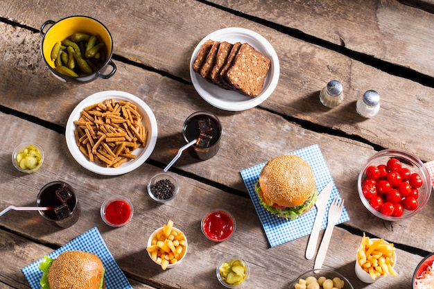 Cracker e pane con hamburger.