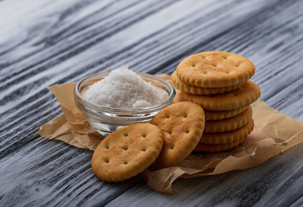 Cracker e sale salati su fondo di legno