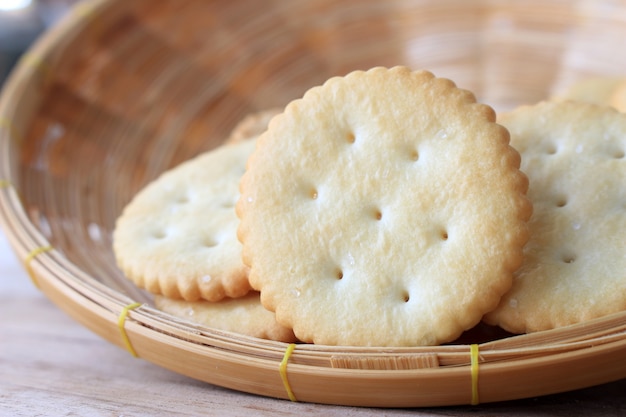 Cracker in cestino di legno