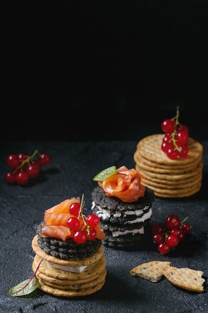 Cracker neri con salmone e frutti di bosco