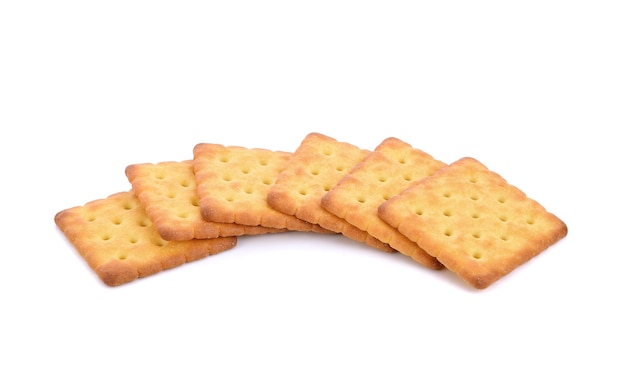 Cracker o biscotti su uno spazio bianco