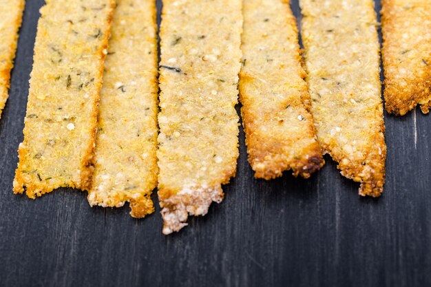 Cracker senza glutine con semi e fiocchi di quinoa.