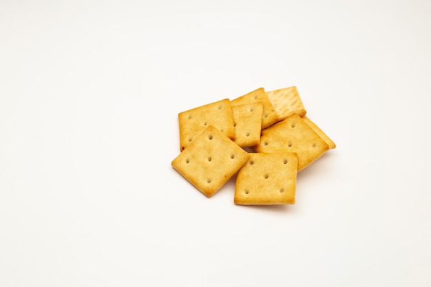 Cracker su uno sfondo bianco