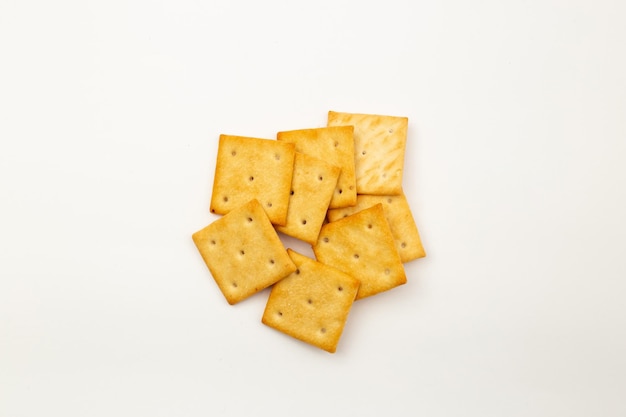Cracker su uno sfondo bianco
