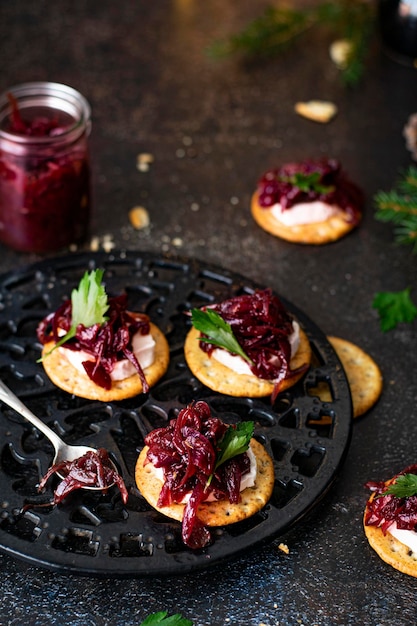 Crackers freschi con marmellata di cipolle e mirtilli rossi