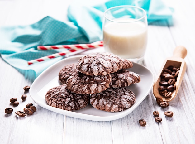 Crackled biscotti al cioccolato su un vecchio tavolo di legno