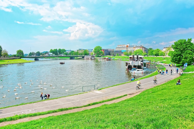 Cracovia, Polonia - 1 maggio 2014: Escursione in traghetto presso l'argine del fiume Visla a Cracovia, Polonia. Persone sullo sfondo