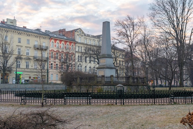 Cracovia Polonia 13 marzo 2022 Planty Park Monumento a Florian Straszewski