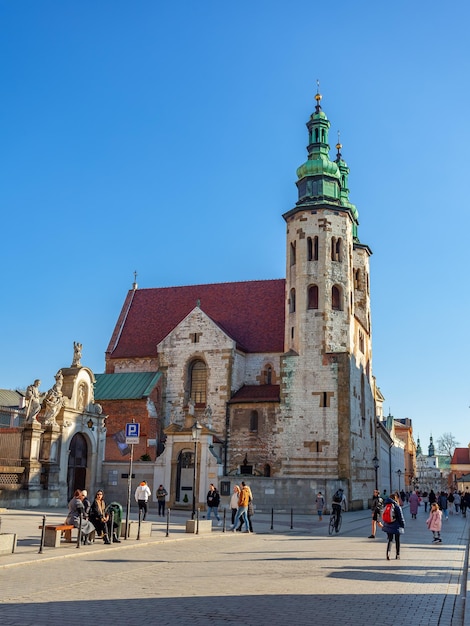 Cracovia Polonia 14 marzo 2022 La facciata bianca della Chiesa di Sant'Andrea a Cracovia