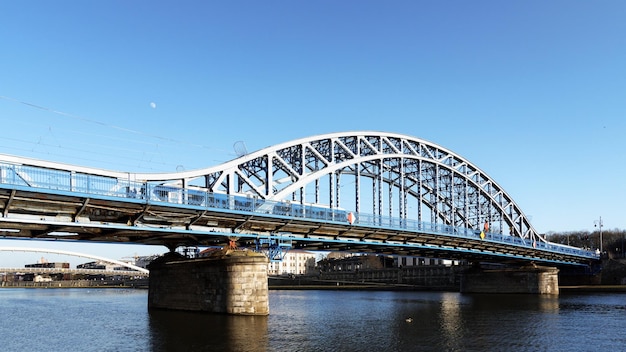 Cracovia Polonia 16 febbraio 2019 Vista panoramica del ponte maresciallo Jozef Pilsudski sul fiume Vistola a Cracovia