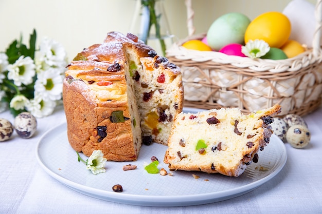 Craffin (Cruffin) con uvetta e canditi. Pane pasquale Kulich e uova dipinte. Vacanze di Pasqua. Avvicinamento.