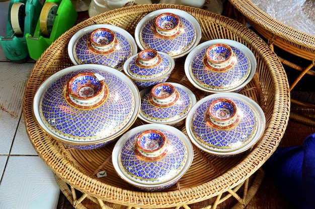 Craft Benjarong è la tradizionale ceramica tailandese in cinque colori di base