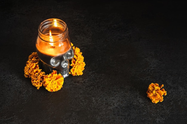 Cranio con corona di fiori di calendula su sfondo nero Dia de los muertos giorno o giorno dei morti