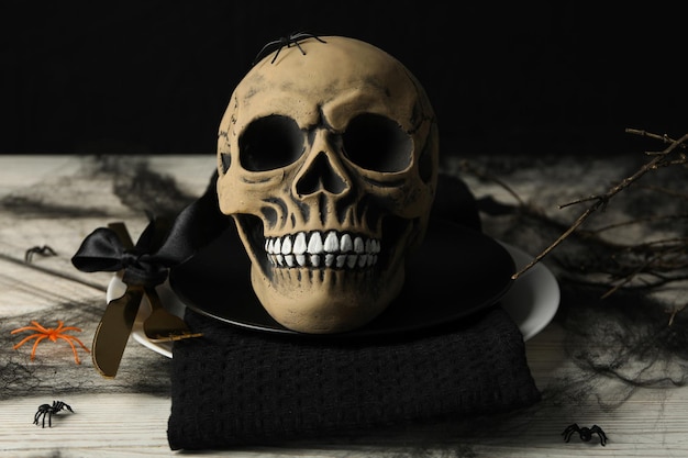 Cranio della tavola di Halloween in una ciotola nera