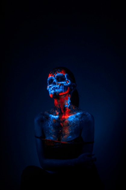 Cranio UV dipinto a faccia da ragazza