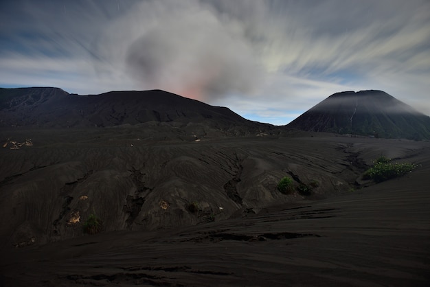 Cratere del vulcano Bromo, durante l'alba dal punto di vista in Bromo Tengger Semeru National Park, East Java, Indonesia