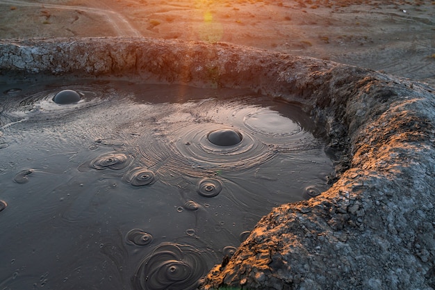 Cratere del vulcano di fango all'ora del tramonto