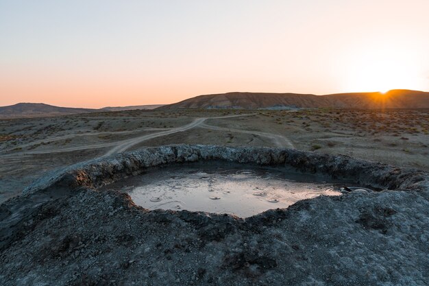 Cratere del vulcano di fango all'ora del tramonto