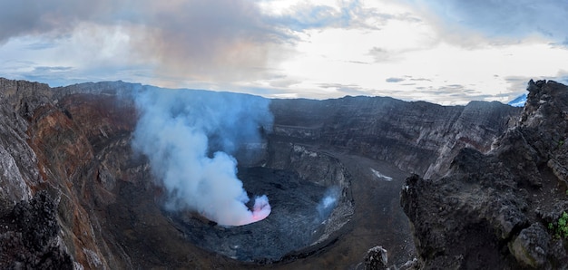 Cratere del vulcano nyiragongo in eruzione