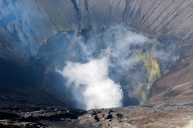 Cratere di un vulcano attivo Bromo in Indonesia Isola di Giava