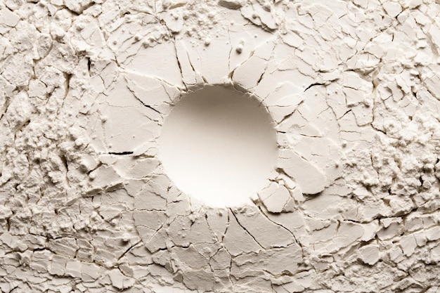 Cratere rotondo su sfondo bianco con una crepa sfondo rotto con un buco rotondo
