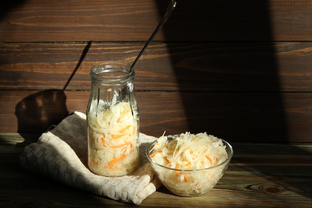 crauti con ingredienti su fondo di legno