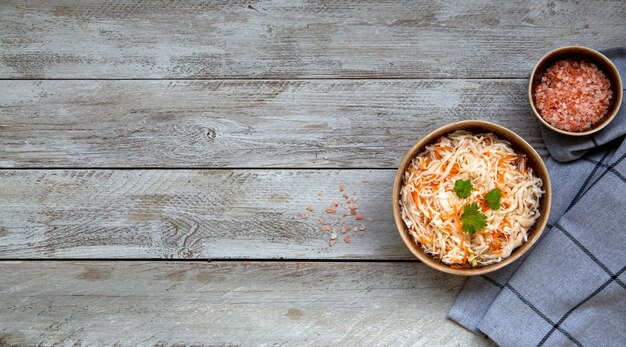 Crauti in una ciotola di ceramica vista dall'alto con spazio per la copia Cibo fermentato Vegetarianismo cibo sano