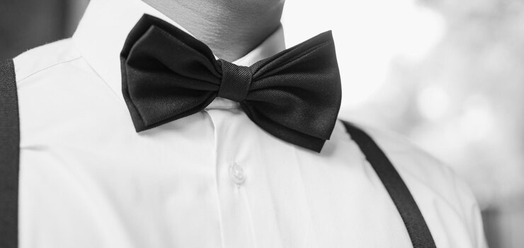 Cravatta a farfalla in bianco e nero B&W a t-shirt casual