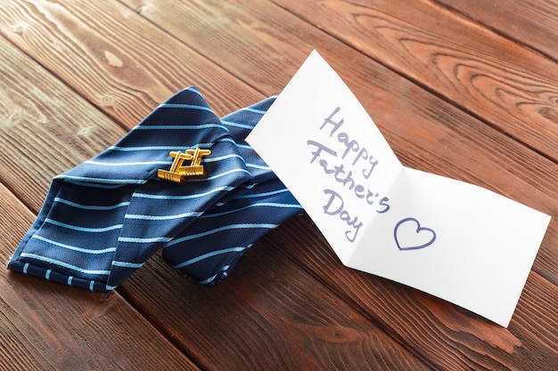 cravatta e carta di felice festa del papà
