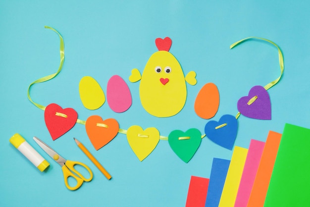 Crea la Pasqua da carta o schiuma EVA Concetto creativo fai-da-te di primavera Facile artigianato di carta fatto a mano