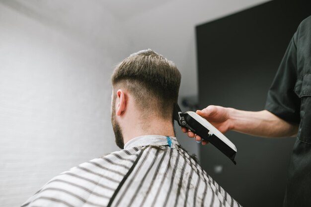 Crea un'acconciatura da uomo alla moda al concetto di parrucchiere Barbershop