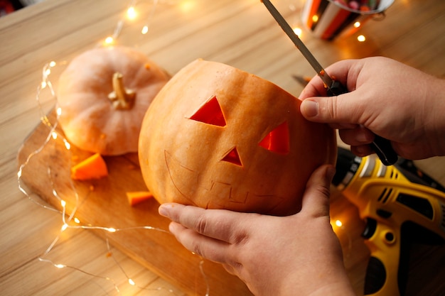 Crea una testa di zucca di Jack O Lantern per Halloween