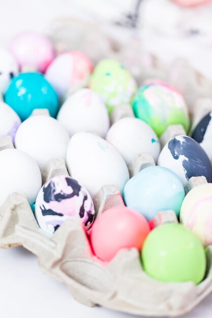 Crea uova di Pasqua dipinte dai bambini con colori acrilici.