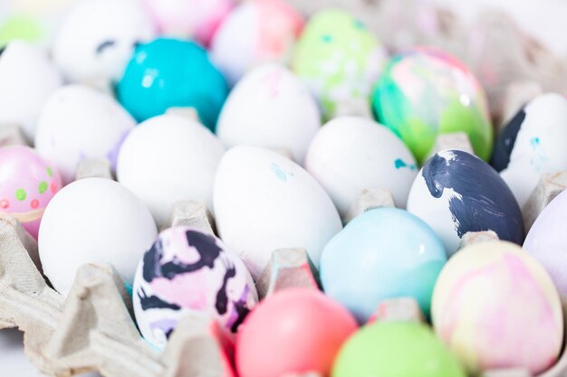 Crea uova di Pasqua dipinte dai bambini con colori acrilici.