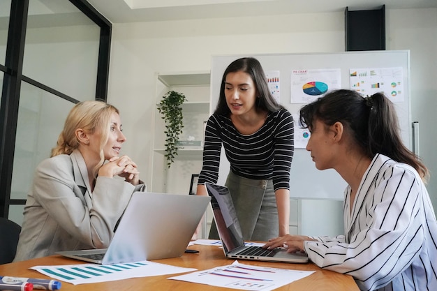 Creare sinergia sul posto di lavoro Foto di un gruppo di giovani designer che lavorano insieme in un ufficio