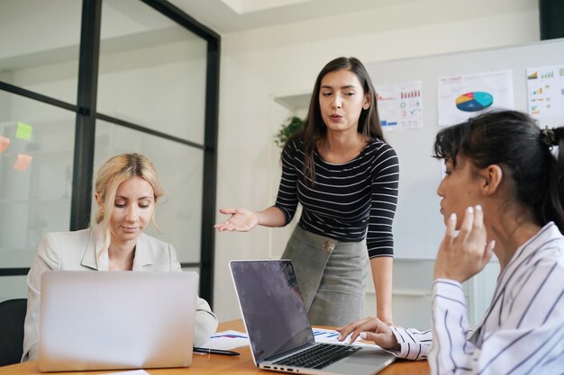 Creare sinergia sul posto di lavoro Foto di un gruppo di giovani designer che lavorano insieme in un ufficio