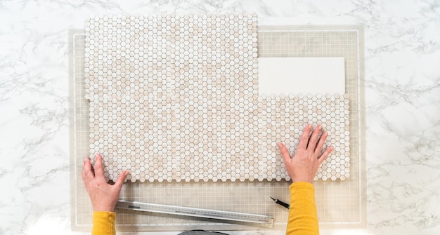 Creare un backsplash elegante con piastrelle di peel e stick